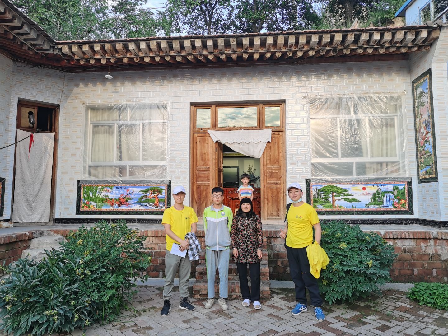 调研队员走访学生家里