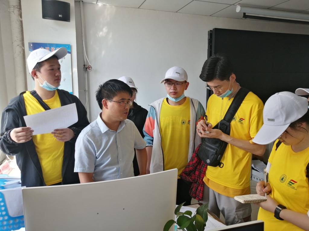 调研队员在扶贫办