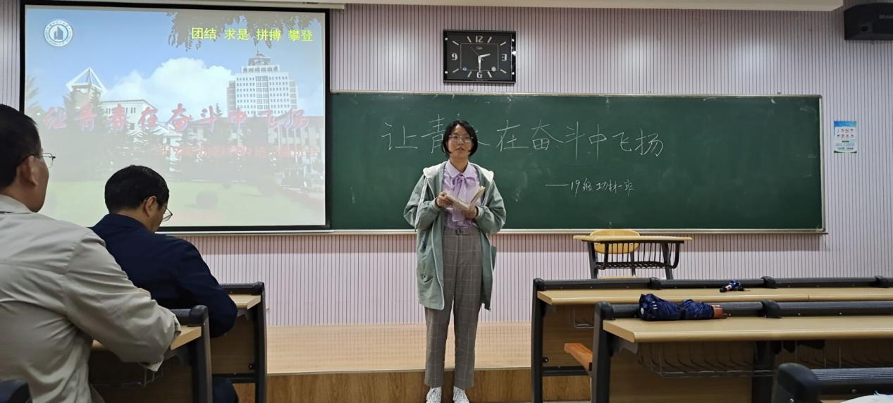 班长王瑞聪介绍班级情况