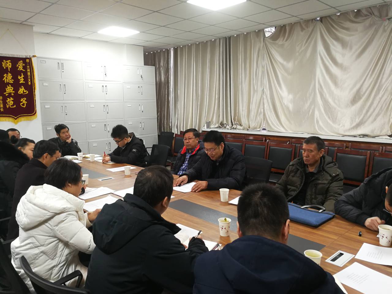 学校党委副书记丁虎生点评民主生活会