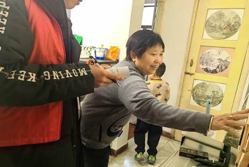 人抱着小孩 低可信度描述已自动生成